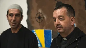 U malom selu Šćipe nadomak Prozora, na zajedničkom iftaru sa mještanima za istim stolom sjedili su lokalni imam Mufid ef. Hero i svećenik Branko Jurić/Samir Jordamović