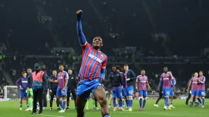 Soccer Football - Premier League - Tottenham Hotspur v Crystal Palace - Tottenham Hotspur Stadium, London, Britain - March 5, 2026 Crystal Palace's Christantus Uche celebrates after the match REUTERS/Ian Walton EDITORIAL USE ONLY. NO USE WITH UNAUTHORIZED AUDIO, VIDEO, DATA, FIXTURE LISTS, CLUB/LEAGUE LOGOS OR 'LIVE' SERVICES. ONLINE IN-MATCH USE LIMITED TO 120 IMAGES, NO VIDEO EMULATION. NO USE IN BETTING, GAMES OR SINGLE CLUB/LEAGUE/PLAYER PUBLICATIONS. PLEASE CONTACT YOUR ACCOUNT REPRESENTATIVE FOR FURTHER DETAILS../Foto: Ian Walton