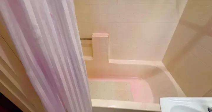 Kada, hotel, farbanje kose/Reddit