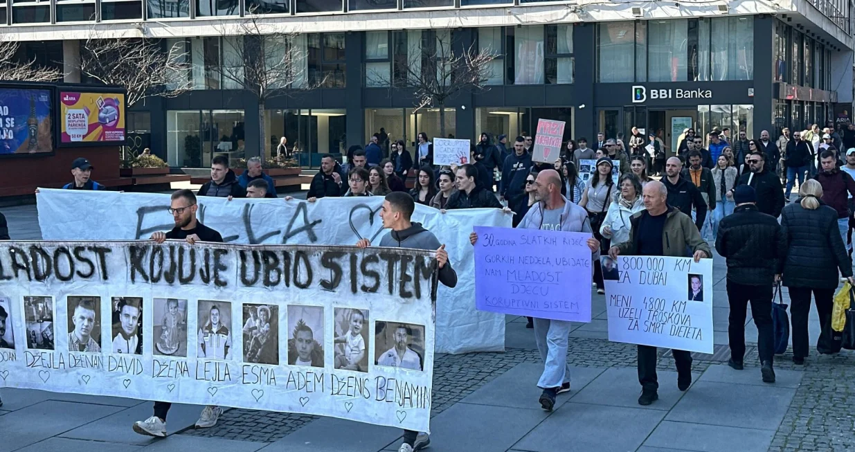Krenula protestna &scaron;etnja; protest građana ispred zgrade Vlade Kantona Sarajevo/Aimir Papić