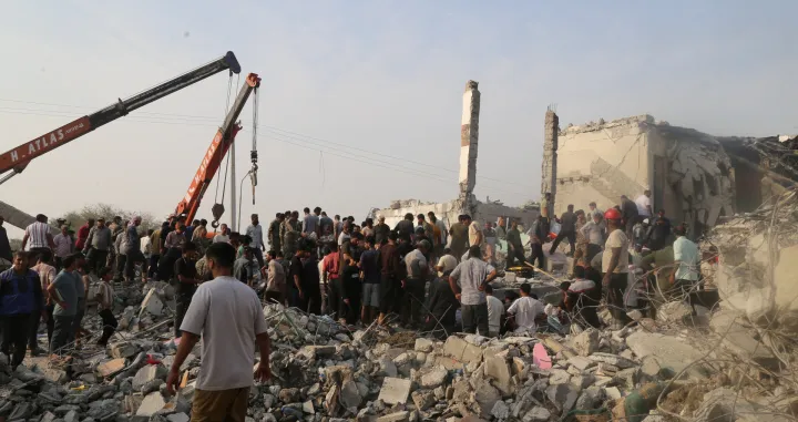 People and rescue forces work following a reported strike on a school in Minab, Iran, February 28, 2026. Abbas Zakeri/Mehr News/WANA (West Asia News Agency) via REUTERS ATTENTION EDITORS - THIS PICTURE WAS PROVIDED BY A THIRD PARTY. REFILE &ndash; REMOVING ATTRIBUTION TO STRIKE/Abbas Zakeri/mehr News/wana