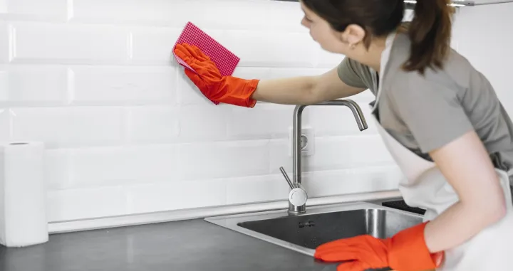 Prirodni sprej će očistiti pločice u kuhinji//