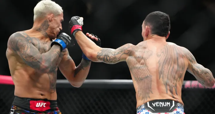  Max Holloway i Charles Oliveira/Foto: 