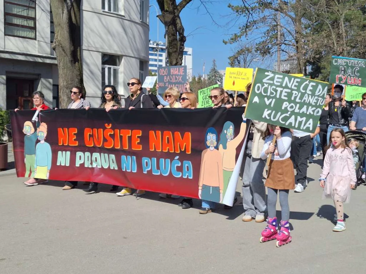 Osmomartovski mar&scaron; pod sloganom "Ne gu&scaron;ite nam ni prava ni pluća" održan je danas u Banjoj Luci, a učesnici su ove godine, prije svega, ukazali na problem zagađenog vazduha u gradu./Tijana Grujić