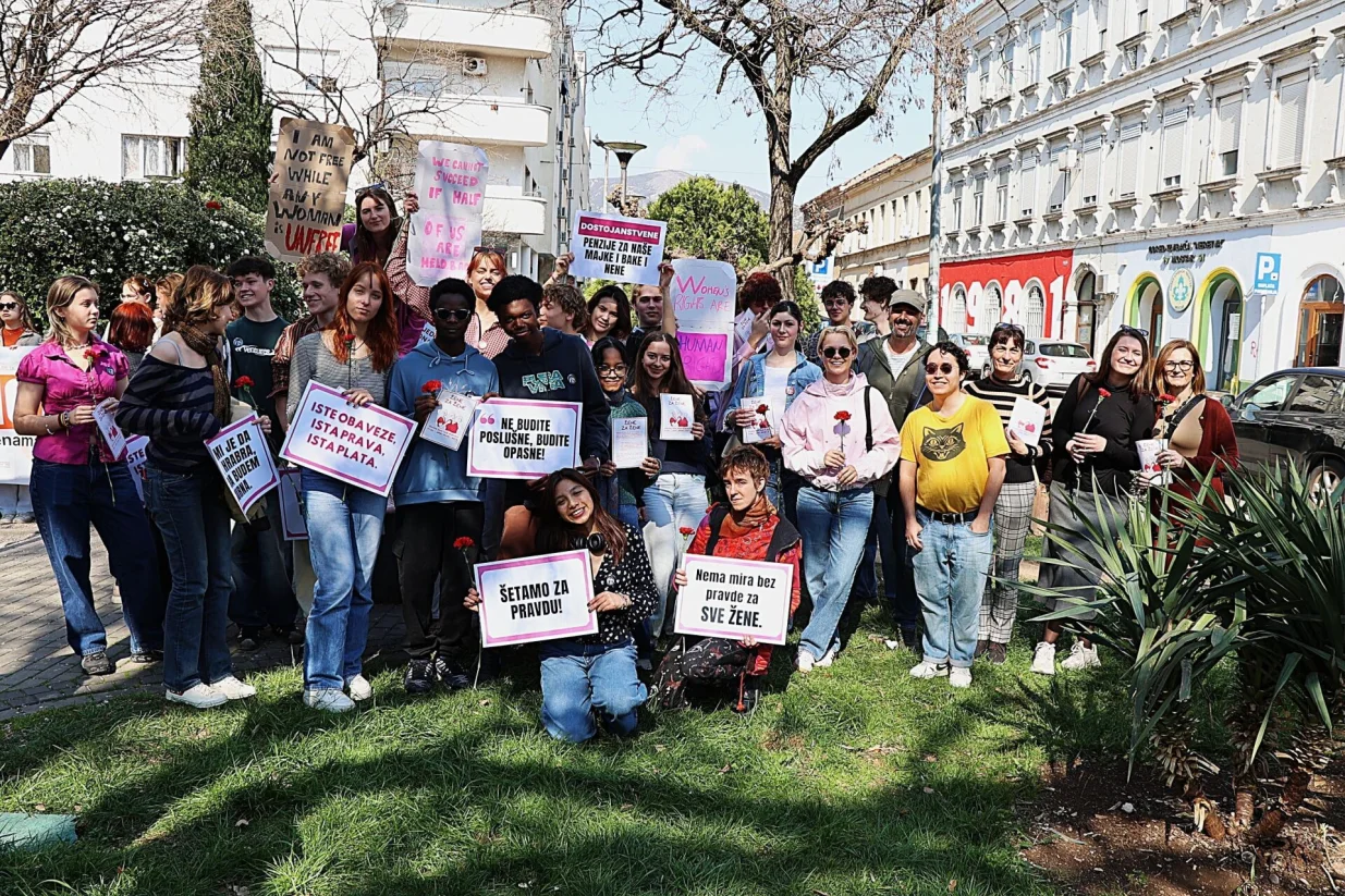 MOSTAR, 8. oЕѕujka (FENA) - U organizaciji Inicijative graД'anki i graД'ana Mostara u nedjelju je, povodom MeД'unarodnog dana Еѕena вЂ" 8. oЕѕujka, odrЕѕana prosvjedna ЕЎetnja pod sloganom ''Mostarke ne ЕЎuteвЂњ, s ciljem skretanja pozornosti na problem femicida, rodno zasnovanog nasilja te nepovoljan poloЕѕaj Еѕena u druЕЎtvu i na trЕѕiЕЎtu rada. (Foto FENA/ES)/Es