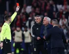 Soccer Football - UEFA Champions League - Play Off - First Leg - Benfica v Real Madrid - Estadio da Luz, Lisbon, Portugal - February 17, 2026 Benfica coach Jose Mourinho is shown a red card by referee Francois Letexier REUTERS/Rodrigo Antunes  TPX IMAGES OF THE DAY/Foto: Rodrigo Antunes