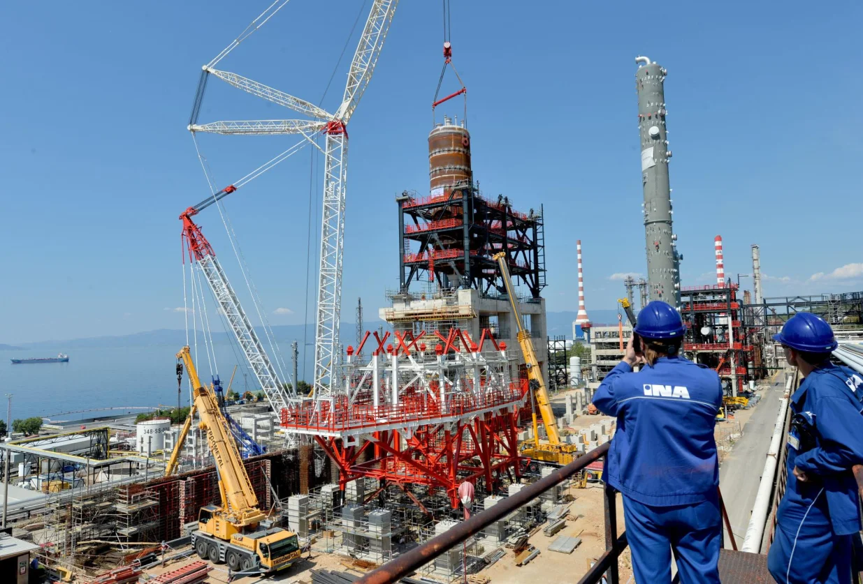 Postavljanje prve koksne komore novog postrojenja/Damir Skomrlj