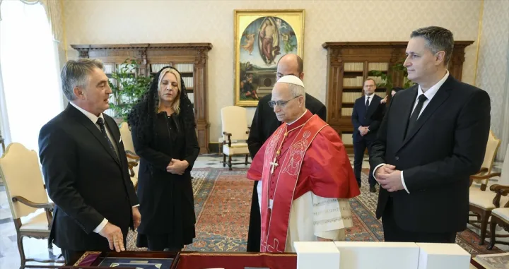Papa Lav XIV i članovi Predsjedni&scaron;tva BiH: Željka Cvijanović, Željko Kom&scaron;ić, Denis Bećirović//