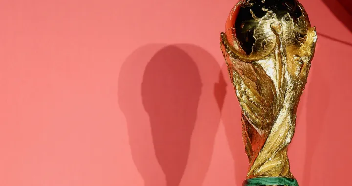 The FIFA World Cup 2026 trophy is displayed during a ceremony marking the trophy's world tour at the Corferias convention center, in Bogota, Colombia February 15, 2026. REUTERS/Luisa Gonzalez/Foto: Luisa Gonzalez
