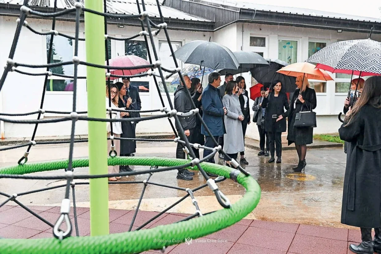 Ministrica Fajon je 9. 12. 2024. sa ministrom vanjskih poslova Crne Gore Ervinom Ibrahimovićem posjetila vrtić Đina Vrbica, gdje je sredstvima razvojnog fonda Ministarstva vanjskih poslova uspostavljen mini eko-park/Bojana Ćupić/ Vlada Crne Gore