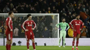 Soccer Football - Premier League - Wolverhampton Wanderers v Liverpool - Molineux Stadium, Wolverhampton, Britain - March 3, 2026 Liverpool's Alisson Becker looks dejected after Wolverhampton Wanderers' Andre scores their second goal Action Images via Reuters/Peter Cziborra EDITORIAL USE ONLY. NO USE WITH UNAUTHORIZED AUDIO, VIDEO, DATA, FIXTURE LISTS, CLUB/LEAGUE LOGOS OR 'LIVE' SERVICES. ONLINE IN-MATCH USE LIMITED TO 120 IMAGES, NO VIDEO EMULATION. NO USE IN BETTING, GAMES OR SINGLE CLUB/LEAGUE/PLAYER PUBLICATIONS. PLEASE CONTACT YOUR ACCOUNT REPRESENTATIVE FOR FURTHER DETAILS../Foto: Peter Cziborra