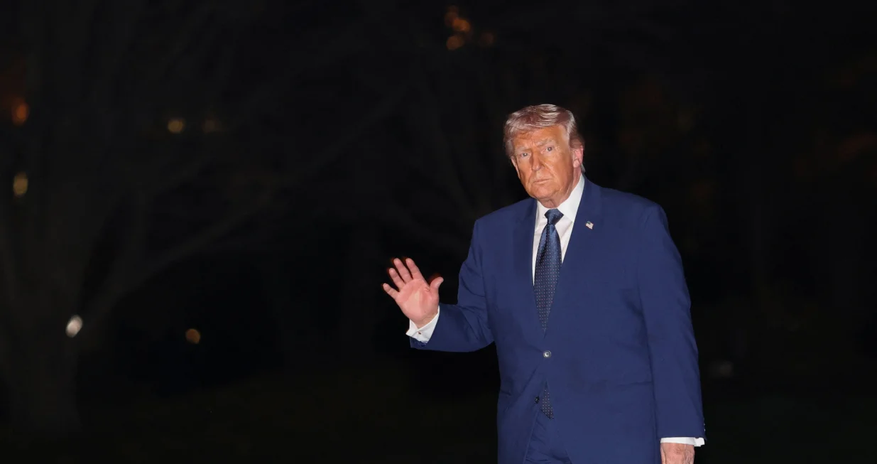 U.S. President Donald Trump waves as he arrives at the White House from Florida, in Washington, D.C., U.S., March 9, 2026. REUTERS/Evelyn Hockstein/Evelyn Hockstein