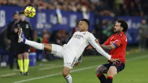 Soccer Football - LaLiga - Osasuna v Real Madrid - El Sadar Stadium, Pamplona, Spain - February 21, 2026 Real Madrid's Kylian Mbappe in action with Osasuna's Ruben Garcia REUTERS/Vincent West/Foto: Vincent West