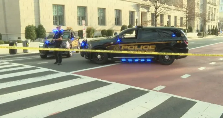 Kombi probio barikadu Bijele kuće u srijedu ujutro, 11. marta 2026. (Joe Ball/7News)/