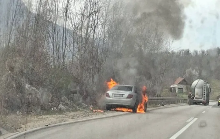 Zapailo se vozilo/Dru&scaron;tvene mreže//
