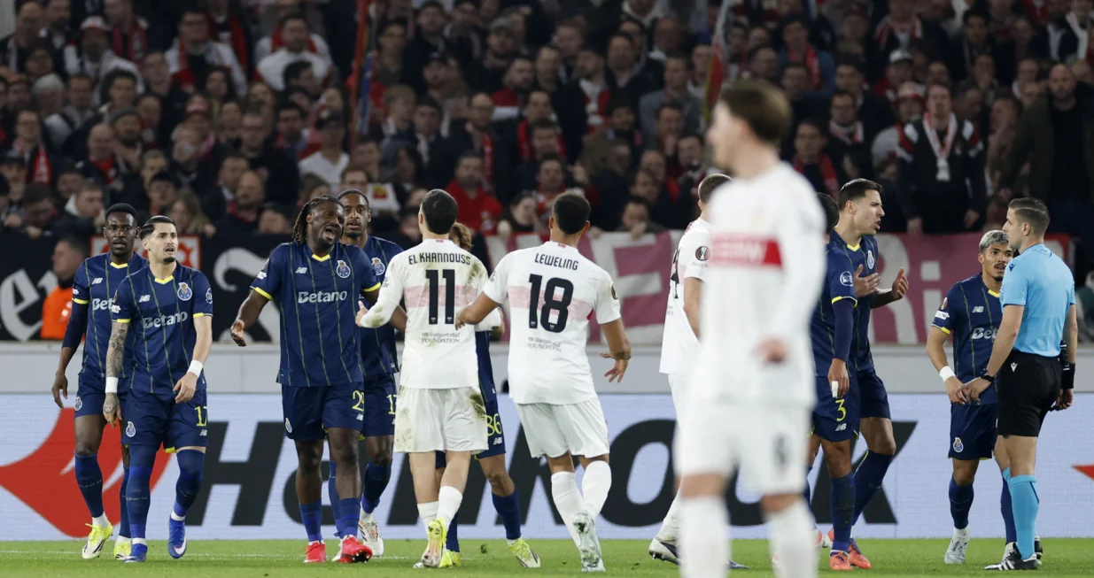 Soccer Football - UEFA Europa League - Round of 16 - First Leg - Vfb Stuttgart v FC Porto - MHPArena, Stuttgart, Germany - March 12, 2026 FC Porto's Terem Moffi reacts with VfB Stuttgart's Bilal El Khannouss after scoring their first goal REUTERS/Heiko Becker/Foto: Heiko Becker