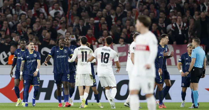 Soccer Football - UEFA Europa League - Round of 16 - First Leg - Vfb Stuttgart v FC Porto - MHPArena, Stuttgart, Germany - March 12, 2026 FC Porto's Terem Moffi reacts with VfB Stuttgart's Bilal El Khannouss after scoring their first goal REUTERS/Heiko Becker/Foto: Heiko Becker
