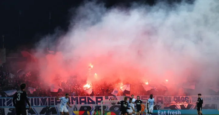 Soccer Football - UEFA Conference League - Round of 16 - First Leg - Rijeka v RC Strasbourg - Stadion HNK Rijeka, Rijeka, Croatia - March 12, 2026 Rijeka fans with flares in the stands during the match REUTERS/Antonio Bronic/Foto: Antonio Bronic
