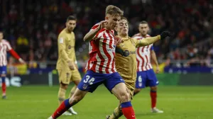 epa10396362 Atletico's midfielder Pablo Barrios (L) vies for the ball against FC Barcelona's midfielder Gavi (R) during the Spanish LaLiga soccer match between Atletico de Madrid and FC Barcelona at Civitas Metropolitano stadium in Madrid, Spain, 08 January 2023. EPA/Rodrigo Jimenez/Foto: Rodrigo Jimenez