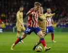 epa10396362 Atletico's midfielder Pablo Barrios (L) vies for the ball against FC Barcelona's midfielder Gavi (R) during the Spanish LaLiga soccer match between Atletico de Madrid and FC Barcelona at Civitas Metropolitano stadium in Madrid, Spain, 08 January 2023. EPA/Rodrigo Jimenez/Foto: Rodrigo Jimenez