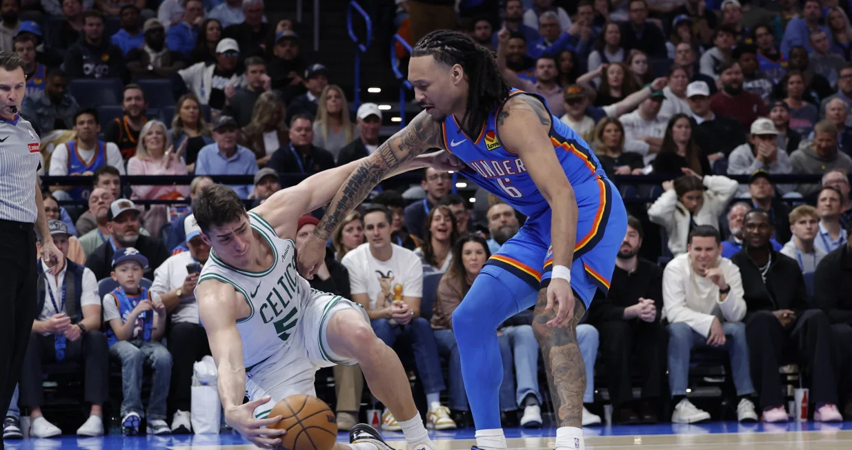 Mar 12, 2026; Oklahoma City, Oklahoma, USA; Boston Celtics center Luka Garza (52) and Oklahoma City Thunder forward Jaylin Williams (6) reach for a loose ball during the fourth quarter at Paycom Center. Mandatory Credit: Alonzo Adams-Imagn Images/Foto: Alonzo Adams