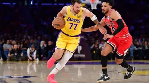 Mar 12, 2026; Los Angeles, California, USA; Los Angeles Lakers guard Luka Doncic (77) moves the ball against Chicago Bulls guard Tre Jones (30) during the first half at Crypto.com Arena. Mandatory Credit: Gary A. Vasquez-Imagn Images/Foto: Gary A. Vasquez