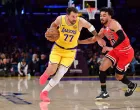 Mar 12, 2026; Los Angeles, California, USA; Los Angeles Lakers guard Luka Doncic (77) moves the ball against Chicago Bulls guard Tre Jones (30) during the first half at Crypto.com Arena. Mandatory Credit: Gary A. Vasquez-Imagn Images/Foto: Gary A. Vasquez