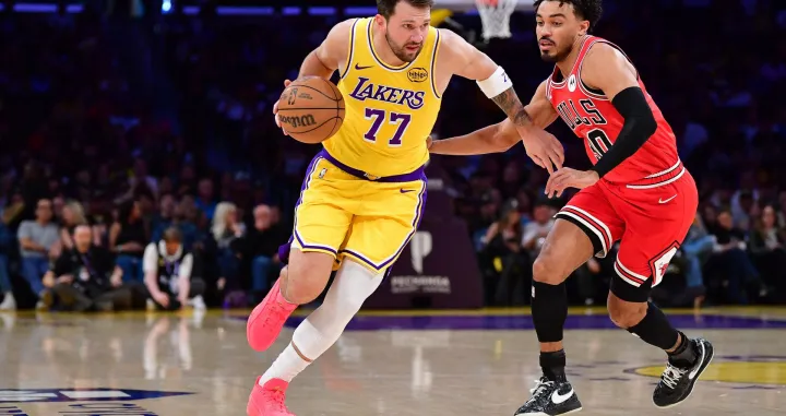 Mar 12, 2026; Los Angeles, California, USA; Los Angeles Lakers guard Luka Doncic (77) moves the ball against Chicago Bulls guard Tre Jones (30) during the first half at Crypto.com Arena. Mandatory Credit: Gary A. Vasquez-Imagn Images/Foto: Gary A. Vasquez