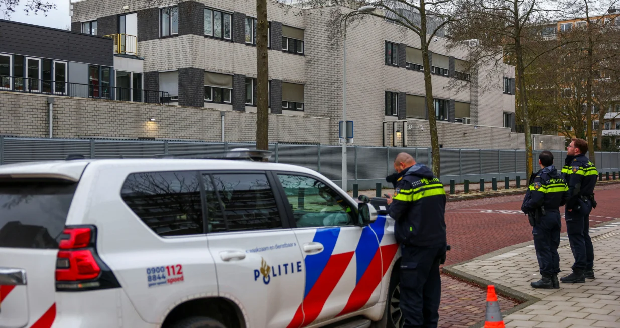 Police officers stand outside a Jewish school following an explosion that caused minor damages, in Amsterdam, Netherlands, March 14, 2026. REUTERS/Piroschka van de Wouw  TPX IMAGES OF THE DAY/Piroschka Van De Wouw