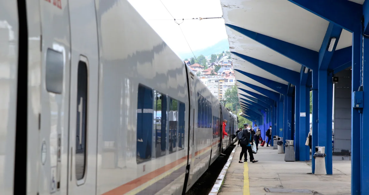 Sarajevo, Bosna i Hercegovina - 1. juni 2020:Nakon pauze od vi&scaron;e od dva mjeseca, u sklopu mjera poduzetih zbog &scaron;irenja koronavirusa, u Federaciji Bosne i Hercegovine ponovno je uspostavljen željeznički saobraćajŽeljeznice Federacije Bosne i Hercegovine od danas uspostavljaju željeznički putnički prevoz u lokalnom saobraćaju, a vozovi će voziti u skladu sa izmijenjenim redom vožnje Na Željezničku stanicu u Sarajevo u jutarnjim satima stigao je voz sa dvadesetak putnika, koji saobraća na relaciji Sarajevo - Čapljina - Sarajevo (Mustafa &Ouml;zt&uuml;rk - Anadolu Agency)/Mustafa &Ouml;zt&uuml;rk