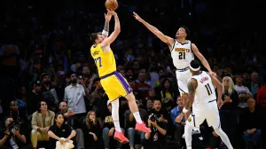 Mar 14, 2026; Los Angeles, California, USA; Los Angeles Lakers guard Luka Doncic (77) shoots a game winning shot while under pressure from Denver Nuggets forward Spencer Jones (21) during overtime at Crypto.com Arena. Mandatory Credit: William Liang-Imagn Images/Foto: William Liang