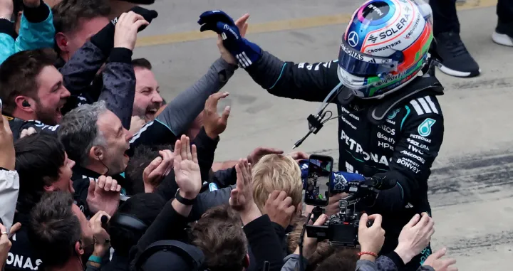Formula One F1 - Chinese Grand Prix - Shanghai International Circuit, Shanghai, China - March 15, 2026 Mercedes' Andrea Kimi Antonelli celebrates with his team after winning the Chinese Grand Prix REUTERS/Maxim Shemetov/Foto: Maxim Shemetov