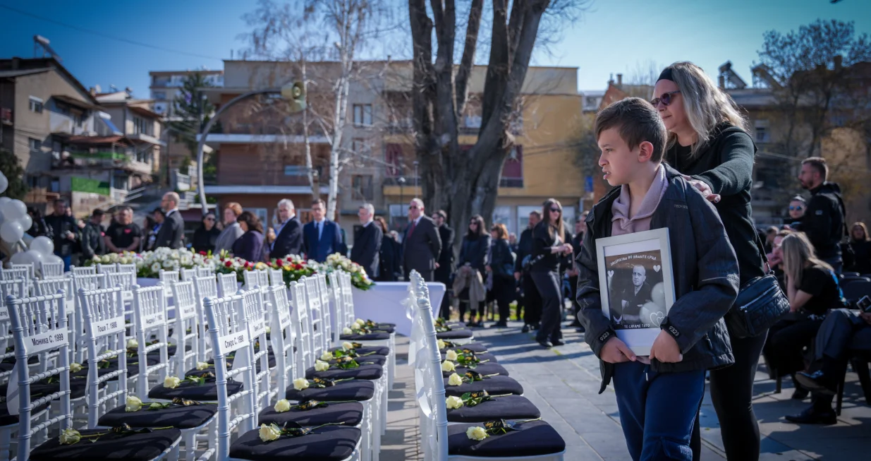 KOČAN (AA) - U Kočanima u Sjevernoj Makedoniji, prva godi&scaron;njica požara u diskoteci "Pulse" obilježena je postavljanjem 63 stolice, svaka s bijelom ružom, u Parku revolucije, kao simbol sjećanja na 63 osobe koje su poginule na dana&scaron;nji dan prije godinu dana.Postavljanje 63 bijele stolice u znak sjećanja na 63 žrtve tragedije organizovali su Op&scaron;tina Kočani i roditelji poginulih.Na svaku od 63 stolice postavljena je bijela ruža. Otvorena je i knjiga sauče&scaron;ća u znak sjećanja na žrtve. (Nake Batev - Anadolu Agency)/