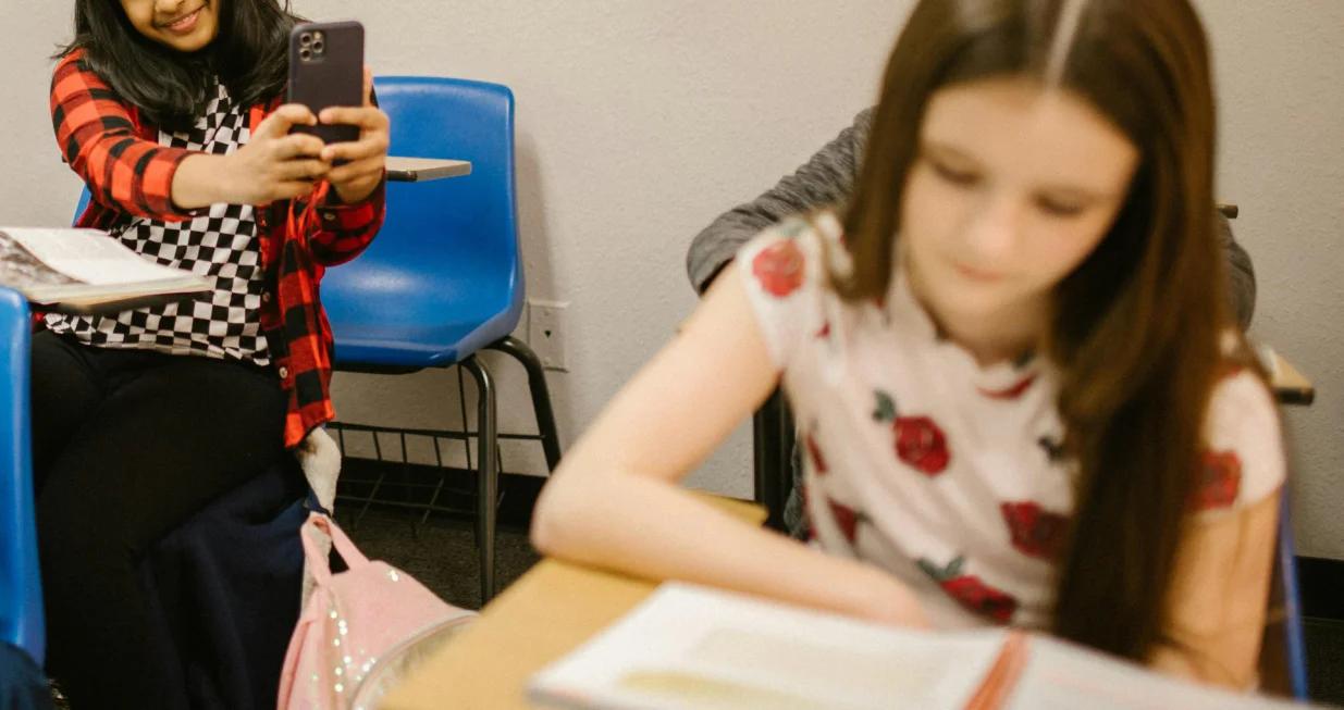 mobiteli u &scaron;koli, snimanje djece/Pexels