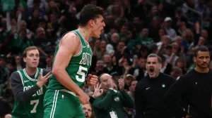 Mar 6, 2026; Boston, Massachusetts, USA; Boston Celtics center Luka Garza (52) celebrates after making a three point basket against the Dallas Mavericks during the second quarter at TD Garden. Mandatory Credit: Winslow Townson-Imagn Images/Foto: Winslow Townson