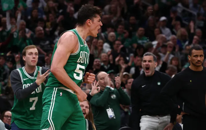 Mar 6, 2026; Boston, Massachusetts, USA; Boston Celtics center Luka Garza (52) celebrates after making a three point basket against the Dallas Mavericks during the second quarter at TD Garden. Mandatory Credit: Winslow Townson-Imagn Images/Foto: Winslow Townson