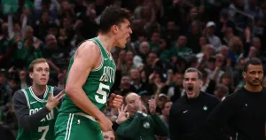 Mar 6, 2026; Boston, Massachusetts, USA; Boston Celtics center Luka Garza (52) celebrates after making a three point basket against the Dallas Mavericks during the second quarter at TD Garden. Mandatory Credit: Winslow Townson-Imagn Images/Foto: Winslow Townson
