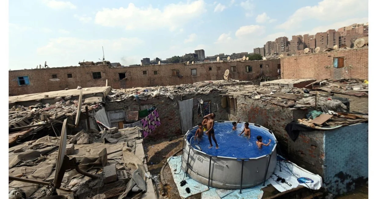 U El-Duweiqi djeca se &scaron;tite od vrućine igrajući se u malom bazenu među kućama, gdje voda postaje privremeno utoči&scaron;te /Mohamed Shokry/