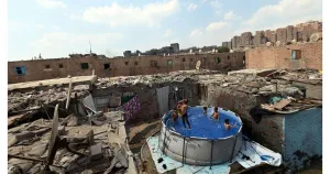 U El-Duweiqi djeca se &scaron;tite od vrućine igrajući se u malom bazenu među kućama, gdje voda postaje privremeno utoči&scaron;te /Mohamed Shokry/