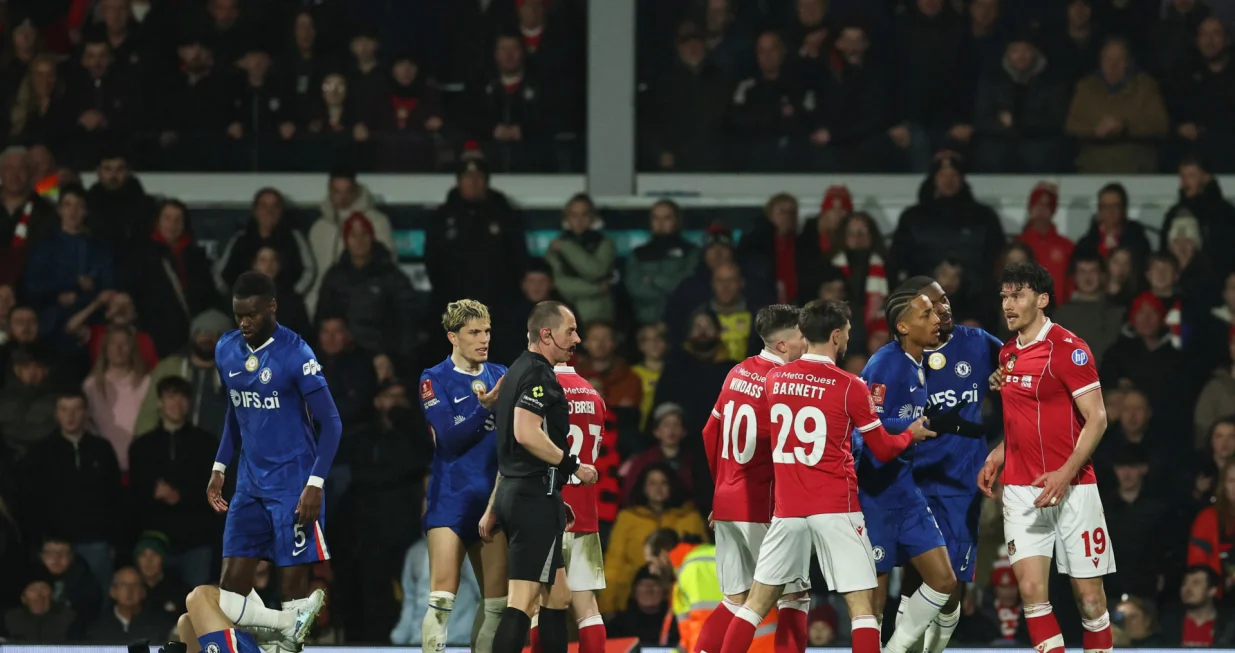 Soccer Football - FA Cup - Fifth Round - Wrexham v Chelsea - SToK Racecourse, Wrexham, Britain - March 7, 2026 Chelsea's Marc Cucurella reacts after sustaining an injury as Wrexham's Kieffer Moore and Wrexham's Ryan Barnett clash with Chelsea's Tosin Adarabioyo and Chelsea's Joao Pedro REUTERS/Phil Noble/Foto: Phil Noble