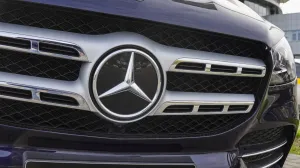 epa10266732 The logo of Mercedes-Benz at car dealer Autodom autosalon in Moscow, Russia, 26 October 2022. Mercedes sold its plant in the Moscow region and property to his dealer of the Avtodom Group. The car producer estimated its assets in the Russian Federation at two billion Euro. Deliveries of cars selling above 50,000 euro from the EU and all cars from the United States to Russia are prohibited by sanctions in March 2022. Mercedes has become the third manufacturer in the passenger car industry to leave the Russian market. Prior to that, Renault and Nissan had sold their assets and left it. EPA/YURI KOCHETKOV EPA-EFE/YURI KOCHETKOV/Yuri Kochetkov