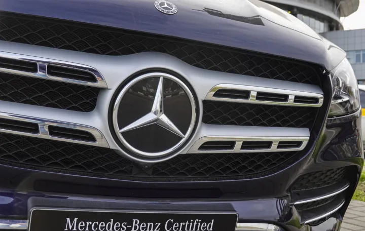 epa10266732 The logo of Mercedes-Benz at car dealer Autodom autosalon in Moscow, Russia, 26 October 2022. Mercedes sold its plant in the Moscow region and property to his dealer of the Avtodom Group. The car producer estimated its assets in the Russian Federation at two billion Euro. Deliveries of cars selling above 50,000 euro from the EU and all cars from the United States to Russia are prohibited by sanctions in March 2022. Mercedes has become the third manufacturer in the passenger car industry to leave the Russian market. Prior to that, Renault and Nissan had sold their assets and left it. EPA/YURI KOCHETKOV EPA-EFE/YURI KOCHETKOV/Yuri Kochetkov