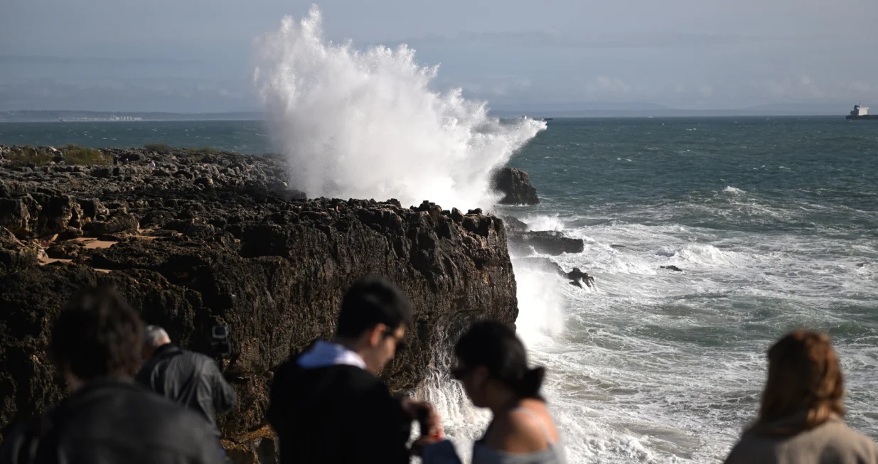 LISBON, PORTUGAL - NOVEMBER 15: Waves break along the coast of Lisbon as the ocean is agitated by wind and waves at during depression "Claudia" on November 15, 2025 in Cascias, Portugal. Roads blocked, trains stopped, and some districts being on high alert in the country due to meteorological conditions caused by depression "Claudia". Meteorologists predict that the bad weather will continue over the next few days in continental Portugal. (Zed Jameson - Anadolu Agency)/