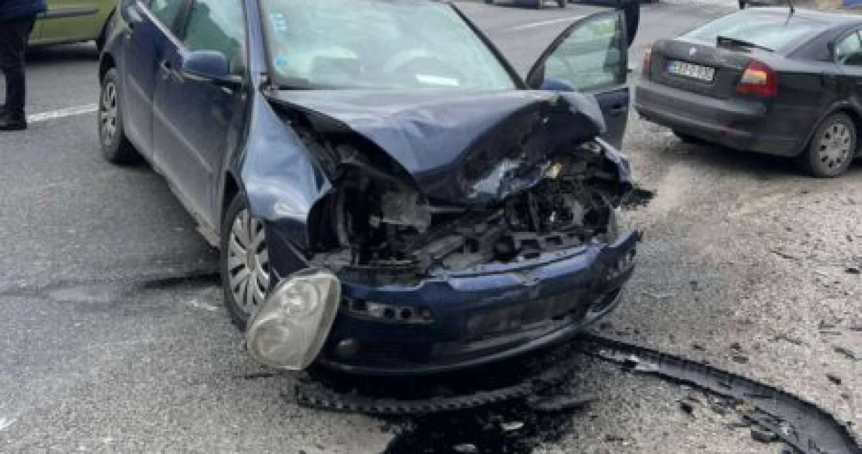 nesreća na ulazu u semizovac, sudar tri vozila/Crna Hronika 