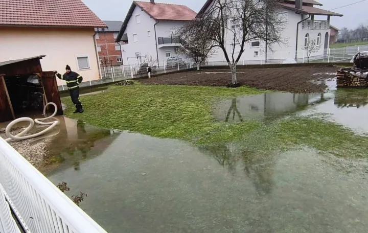 Vatrogasci ispumpavali vodu iz poplavljenih objekata/PVJ Srebrenik/Pvj Srebrenik 