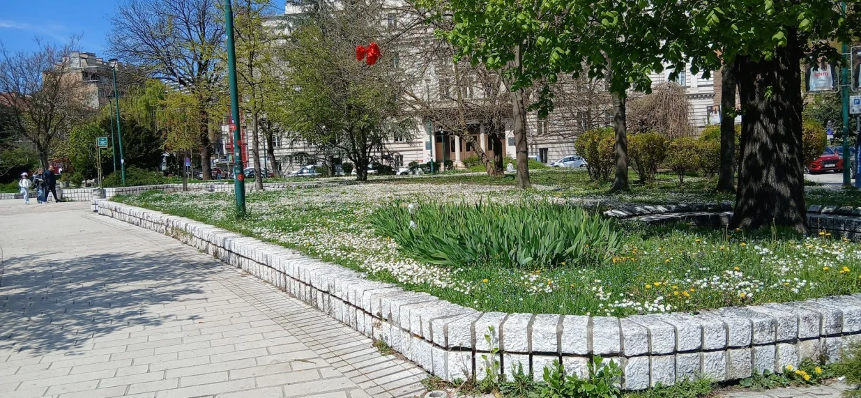 Park ispred zgrade Kantona/