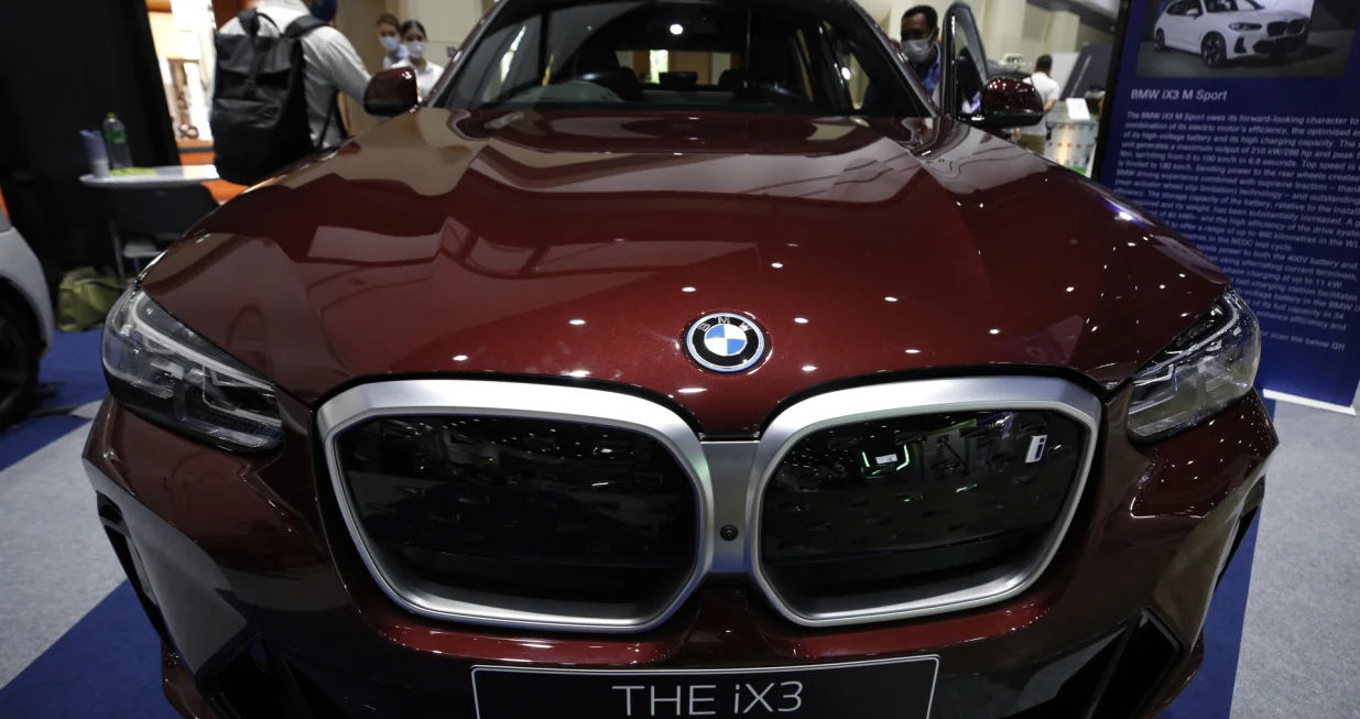 epa10183362 Visitors look at a BMW iX3 SUV electric car on display at the EV Station on the first day of Electric Vehicle and iEVTech 2022, inside the Queen Sirikit National Convention Center in Bangkok, Thailand, 14 September 2022. Electric Vehicle Asia 2022 and iEVTech 2022 is an international conference and exhibition on electric vehicle technologies focused on renewable energy, environment and energy efficiency, and runs through 16 September 2022. EPA/NARONG SANGNAK/Narong Sangnak