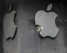 epa10261082 A damaged Apple logo at a shop after shelling in Mykolaiv, southern Ukraine, 23 October 2022. Russian troops on 24 February entered Ukrainian territory, starting a conflict that has provoked destruction and a humanitarian crisis. EPA/HANNIBAL HANSCHKE/Hannibal Hanschke
