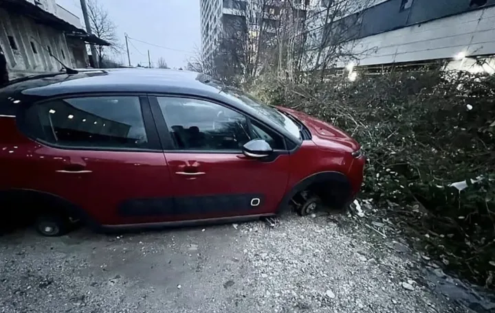Automobil ostavljen bez točkova/Dru&scaron;tvene Mreže