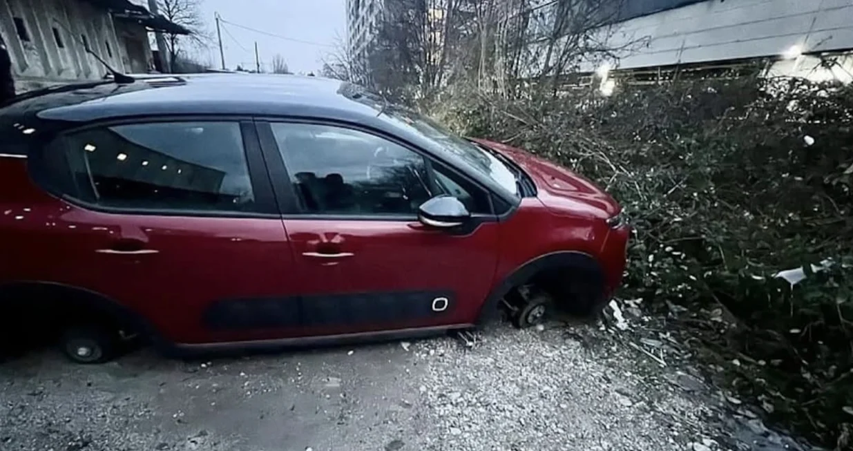 Automobil ostavljen bez točkova/Dru&scaron;tvene Mreže